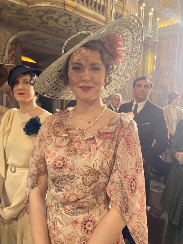 Dettaglio di due fiori in seta fatti a mano per la serie TV Il Commissario Ricciardi, costumi Sartoria Tirelli.