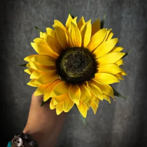 Girasole in carta gialla realizzato a mano con stelo verde modellabile, collezione fiori singoli.