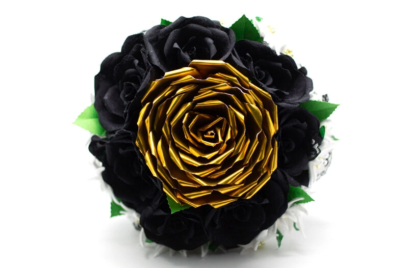 Composizione floreale nozze d'oro con tonalita giallo oro nero e bianco in seta