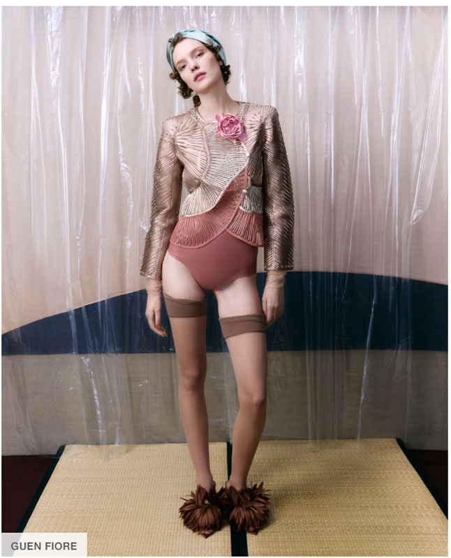 Spilla con fiori di seta artigianali Unusual Bouquet indossata dalla modella Guen per Harper's Bazaar