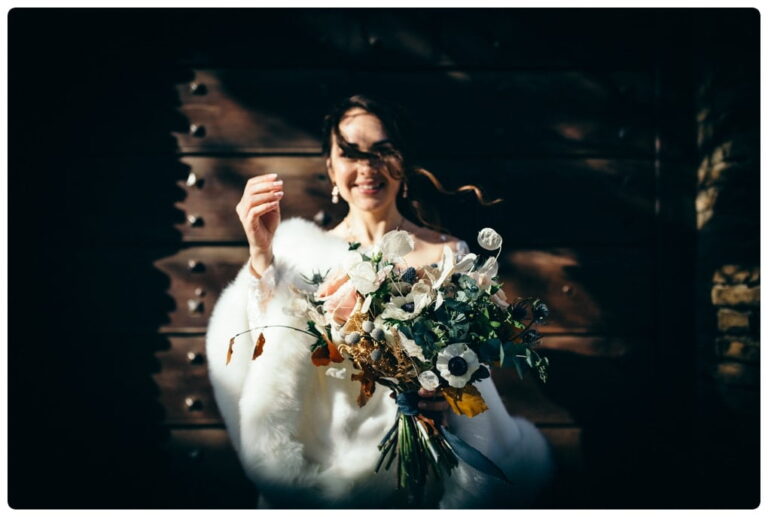 Sposa con bouquet di fiori per matrimonio in gennaio realizzato in seta da Jessica Ciaffarini