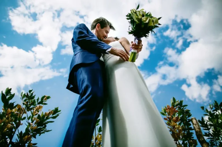 Sposa con bouquet di fiori per matrimonio in maggio in seta artigianale di Jessica Ciaffarini
