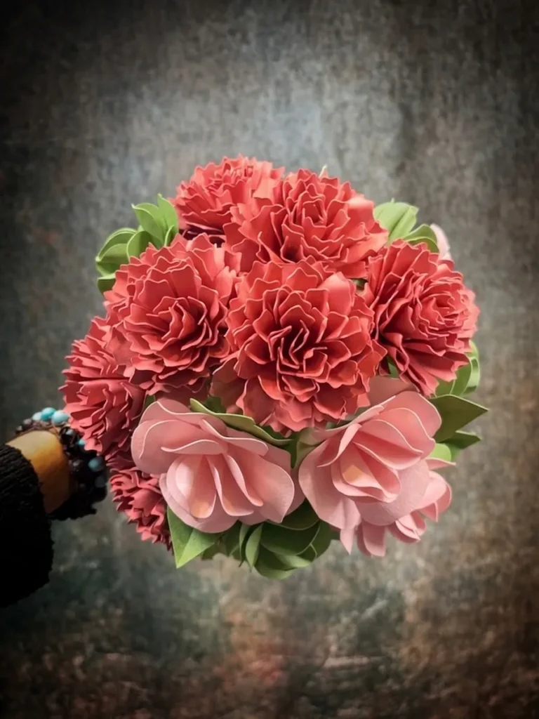 Bouquet fiori di carta nozze di corallo con garofani corallo e rose stilizzate color rosa. Realizzato a mano da Jessica Ciaffarini