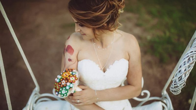 sposa e bouquet realizzato artigianalmente con mattoncini LEGO