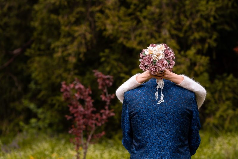 Fiori di carta libro, realizzati a mano in un bouquet da sposa in carta, unico ed economico.